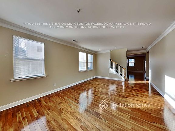 4th image of 380 Roseglen Dr