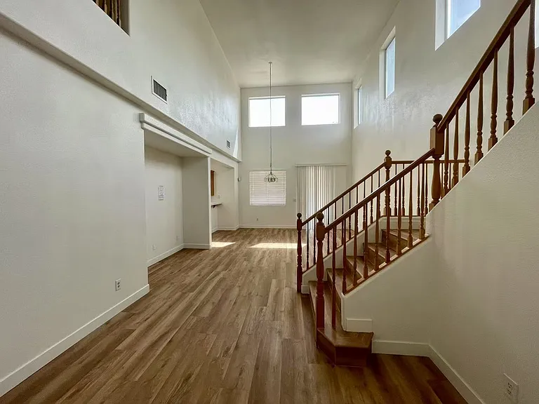 10055 Capistrello Ave — Photo 2