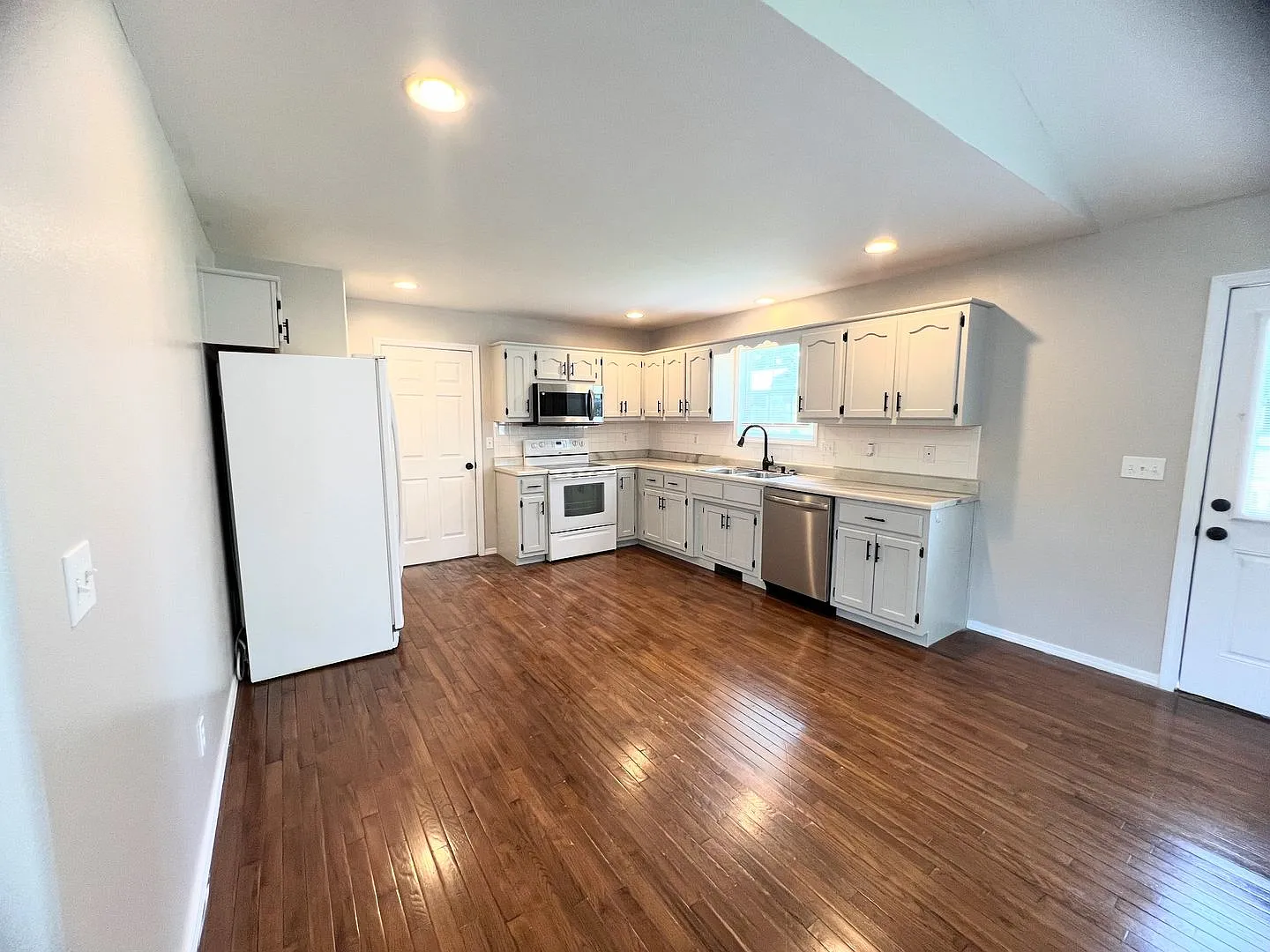 Fenced home close to FLW! — Photo 4