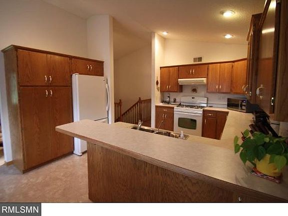 5th image of 944 Oakcrest Dr