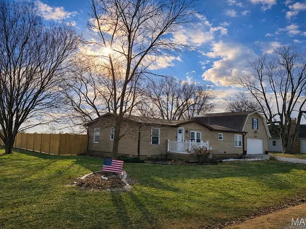 409 W Jefferson Ave, Patoka, IL 62875