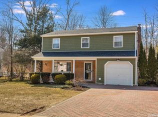 90 Truxton Rd, Dix Hills, NY 11746