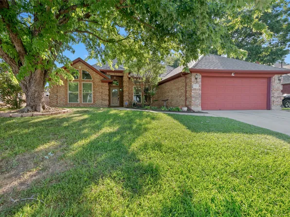 308 Woodcrest Dr, Saginaw, TX 76179