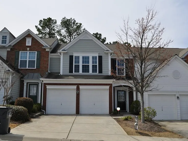 2425 Fairlie Dr — Photo 1