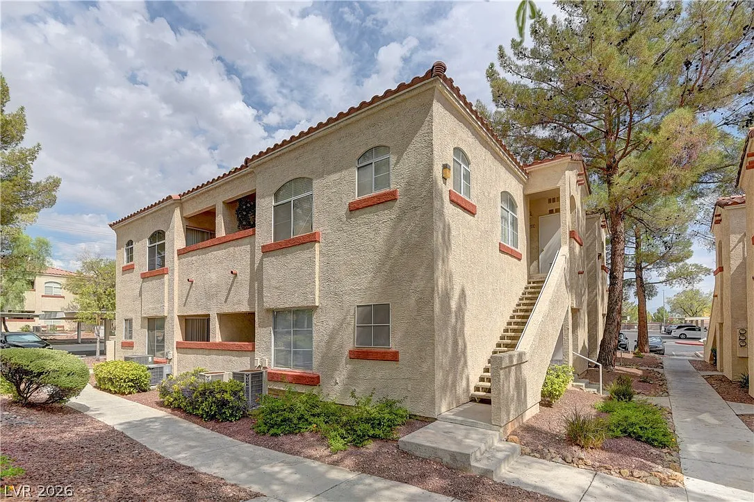 2 bed, 2.0 bath, 821 sqft, $1,325 — Photo 2