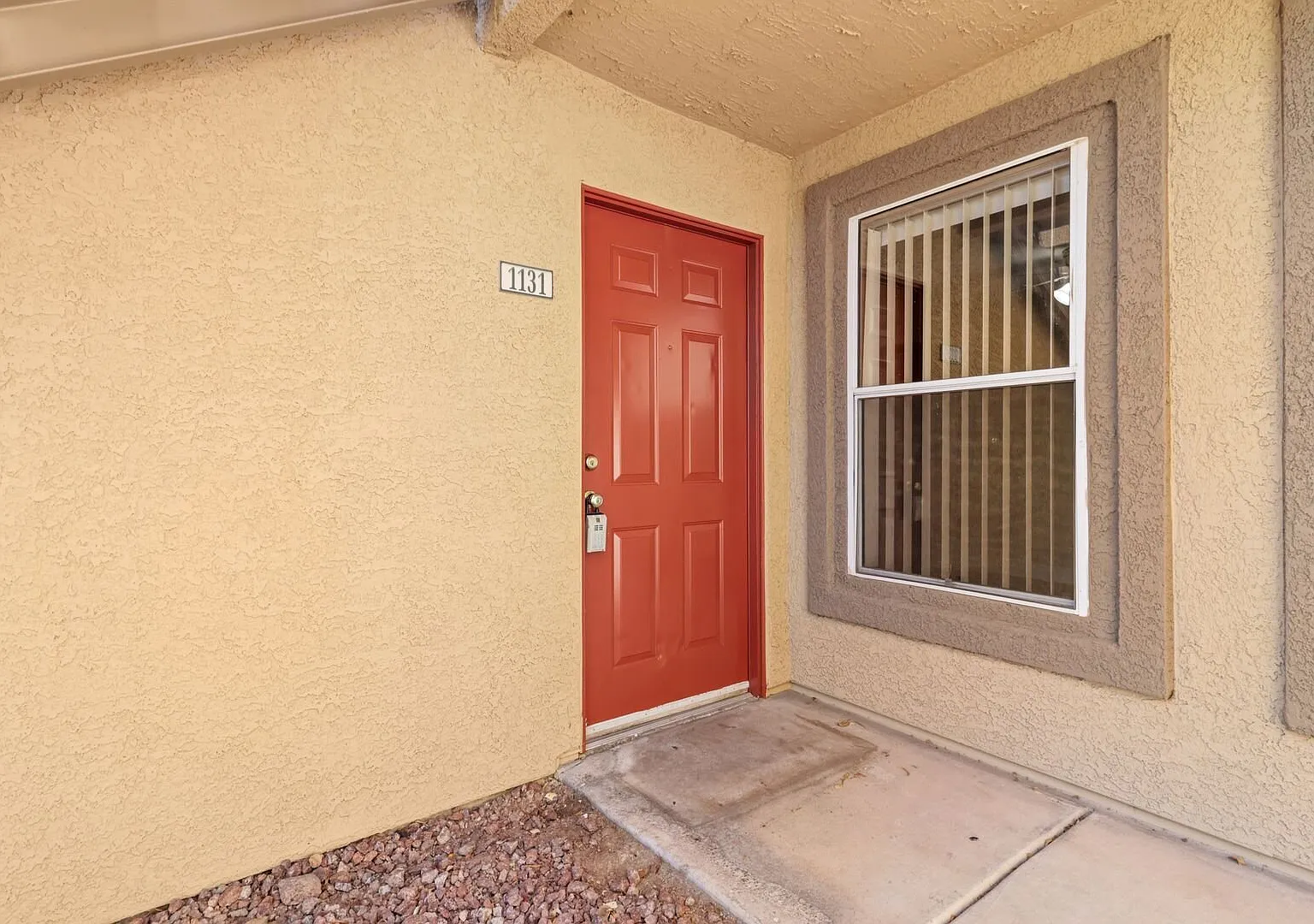 SE Gated!! 1 Bedroom 1st Floor!! One Car Garage Community Pool, Spa, Clubhouse All tile floors!! — Photo 3