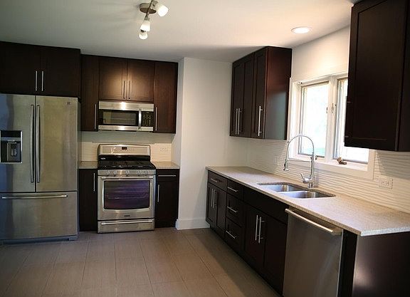 3rd image of 405 Alden Ln