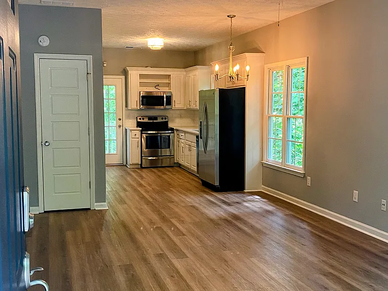 3625 Riviera Dr — Photo 3