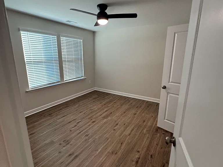 375 Beverly Pl — Photo 8