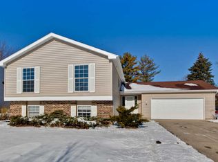 1056 Abbey Dr, Crystal Lake, IL 60014