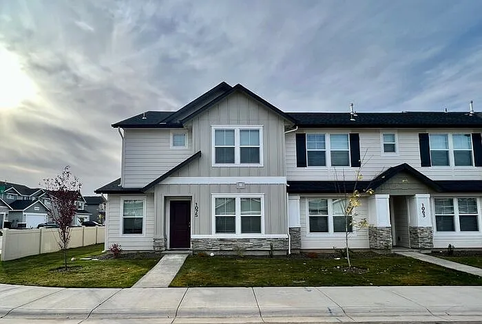 1061 E Klamath Ln