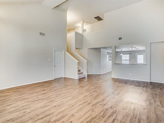 4th image of 2116 Meadow Park Dr