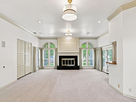 3rd image of 5 SANDHURST LN