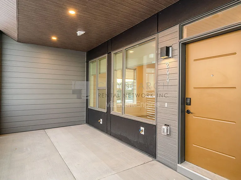 244 Sovereign Cres SW #1 — Photo 2