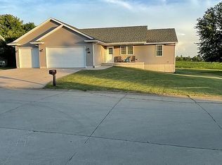 104 E Truman St, Winthrop, IA 50682