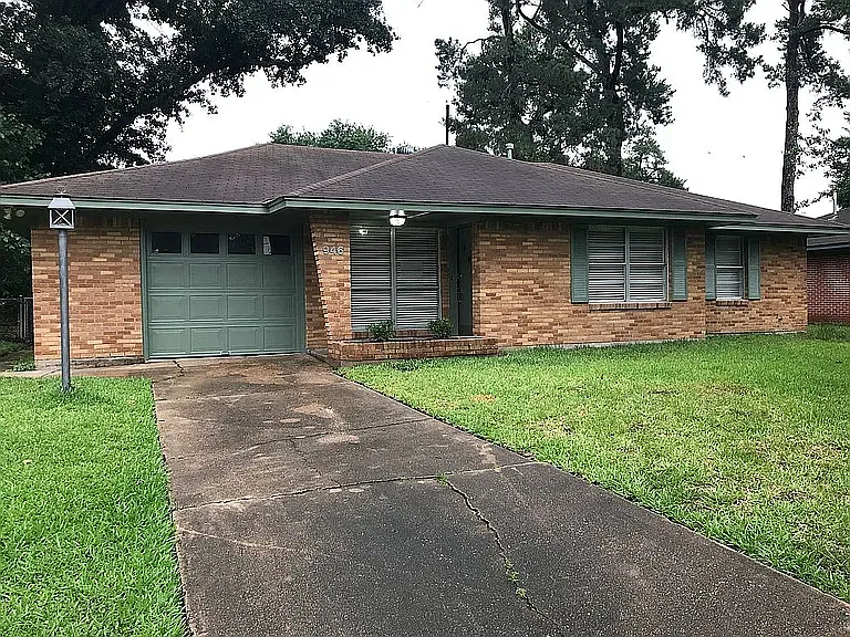 946 Stonecrest Dr — Photo 2