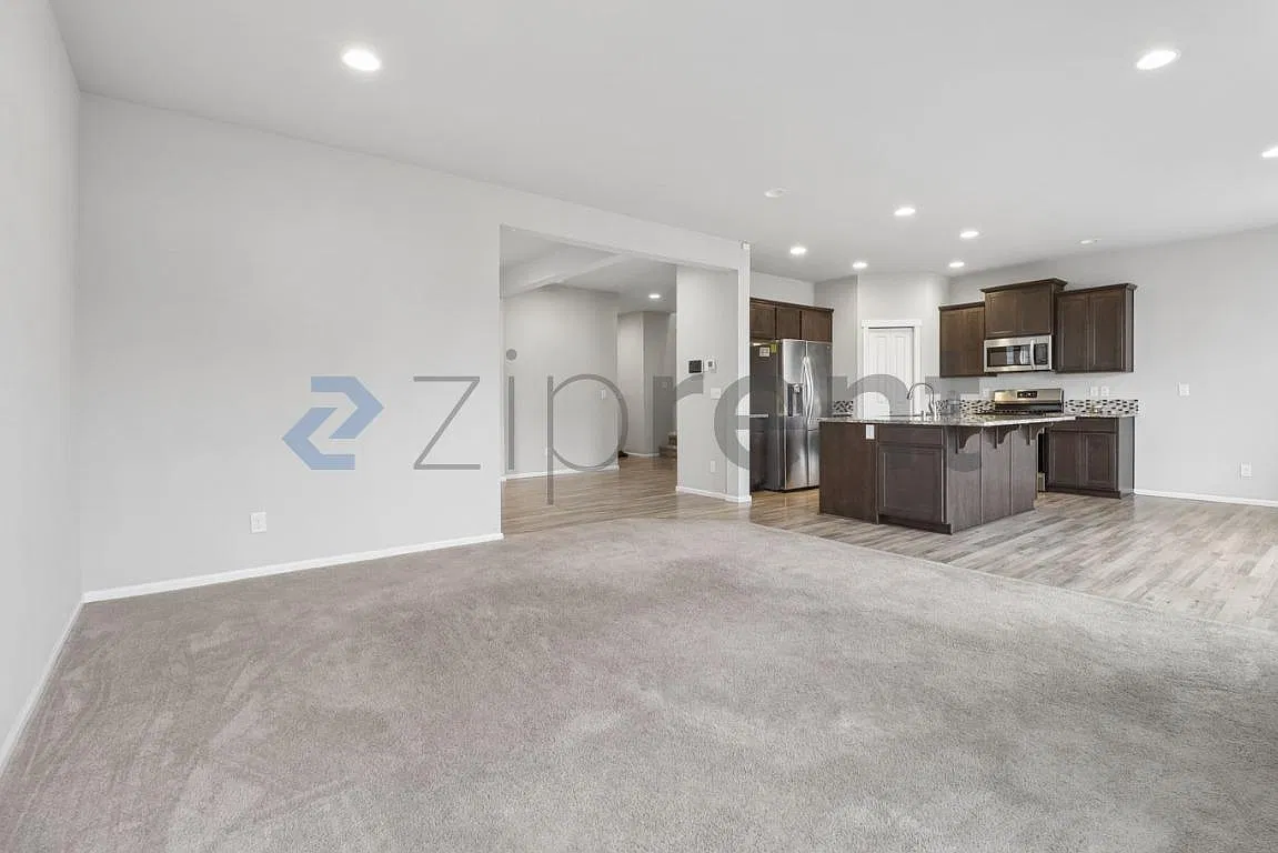 5 bed, 2300 sqft, $3,400 — Photo 4