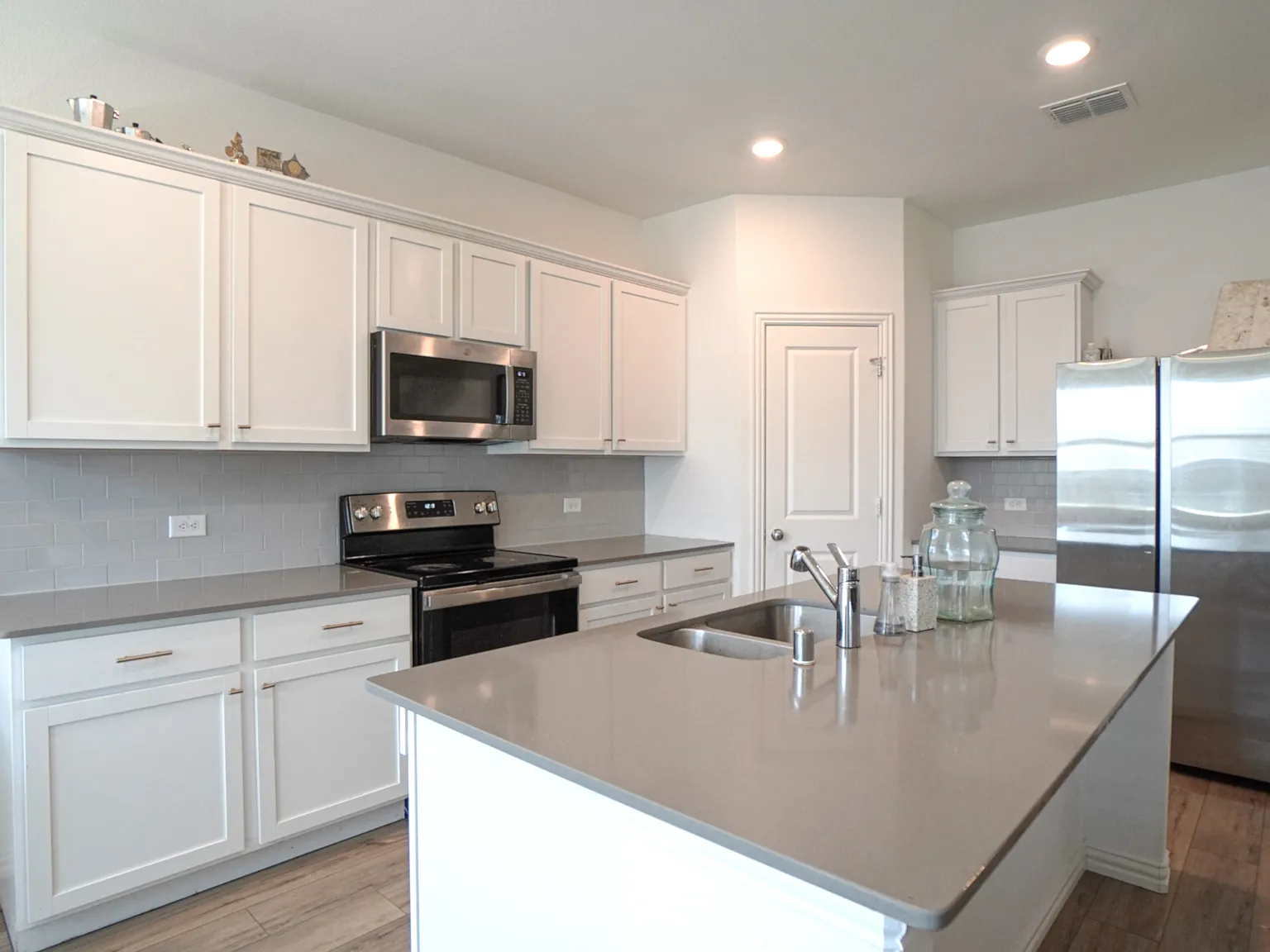 4 bed, 2.5 bath, 2346 sqft, $2,500 — Photo 4