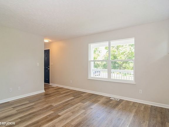 4th image of 327 Clinton Ave