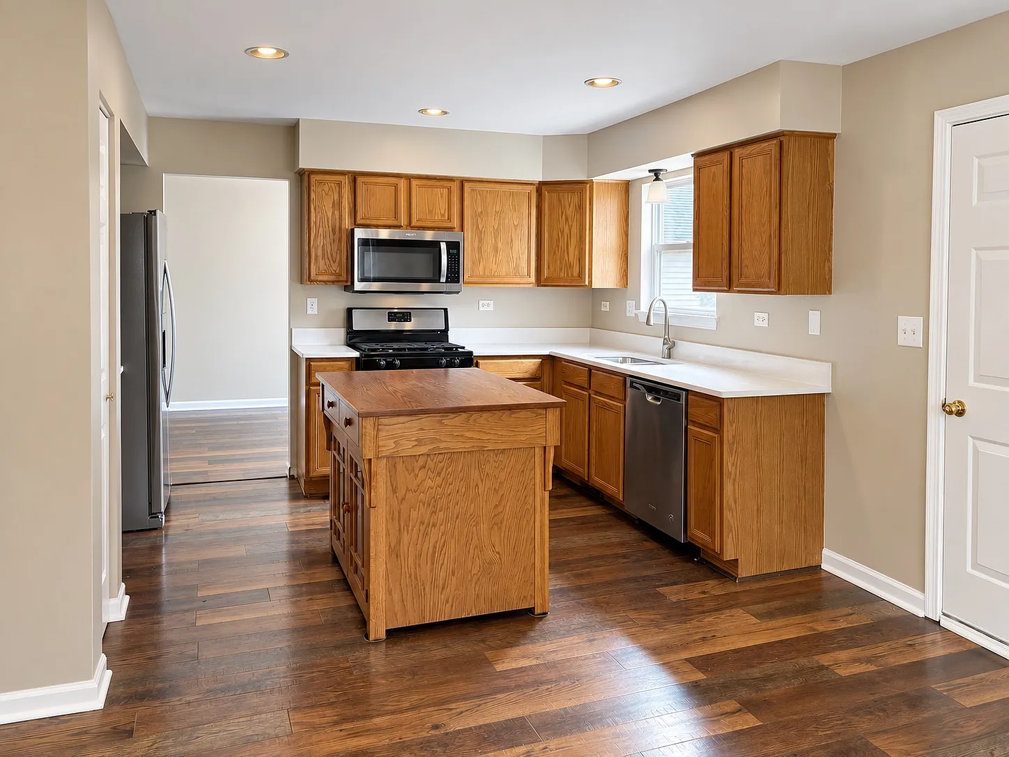 3 bed, 1.5 bath, 1250 sqft, $2,550 — Photo 3