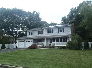 20 Sandy Ln, Selden, NY 11784