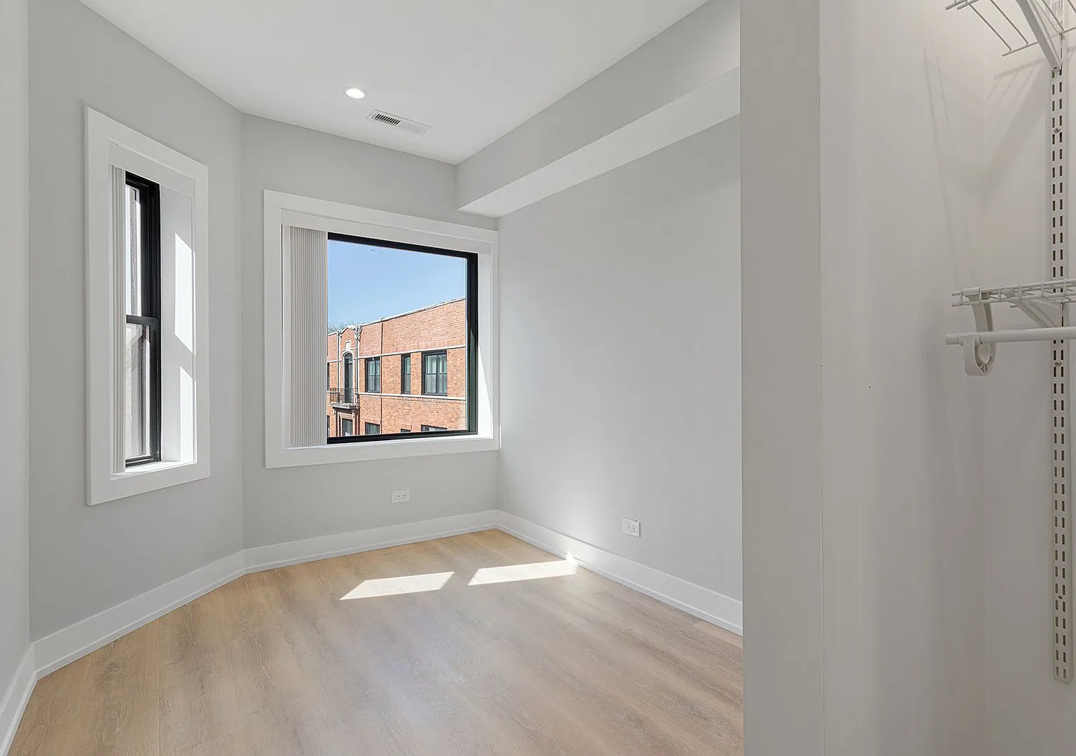 3 bed, 800 sqft, $2,150 — Photo 2
