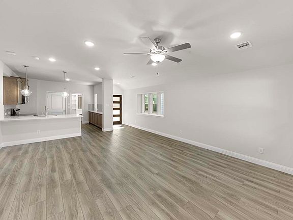 2nd image of 1636 Meadow Crest Dr