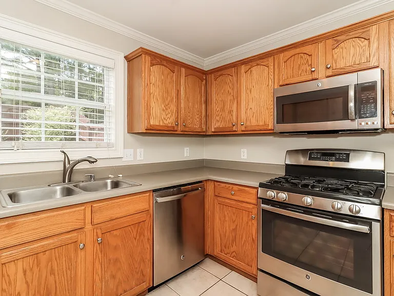 204 Providence Dr — Photo 10