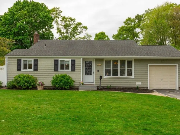 946 Gardiner Drive, Bay Shore, NY 11706