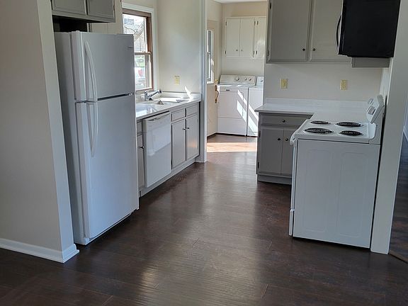 3rd image of 10570 Barmore Ave