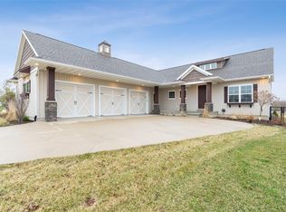 3503 Fitzroy Rd, Hiawatha, IA 52233