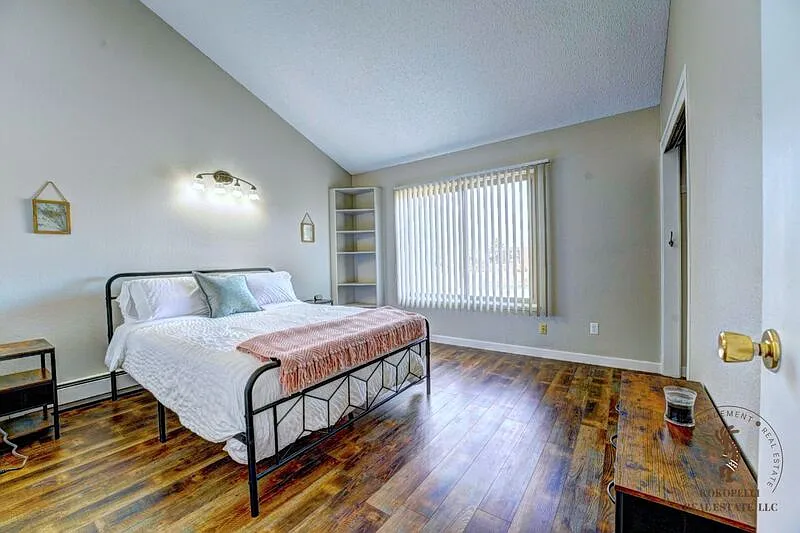 3 bed, 4.0 bath, 2477 sqft, $2,500 — Photo 4