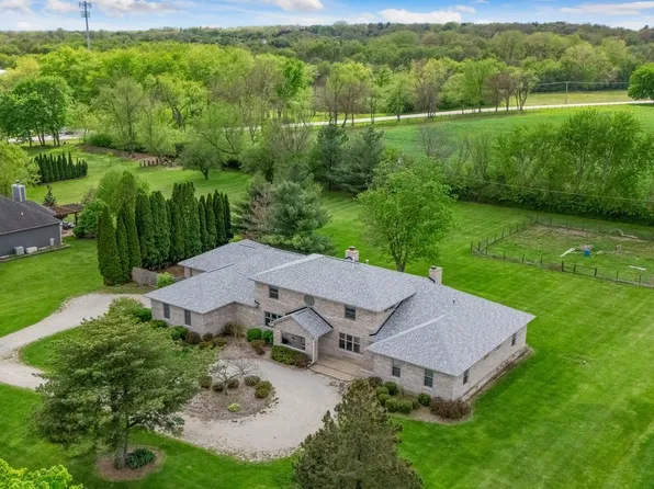 3N946 Babson Ln, St Charles, IL 60175