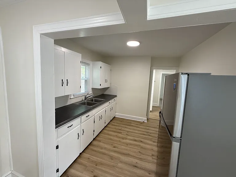 913 Glenwood Ave — Photo 3
