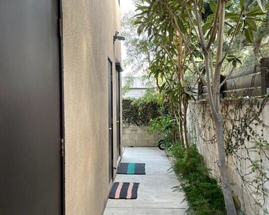 5th image of 5320 Rosewood Ave #B