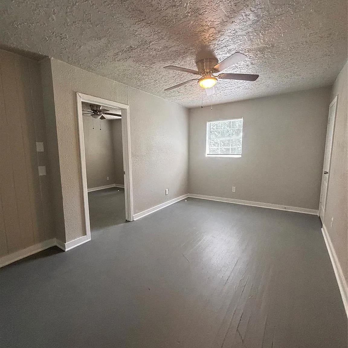 2 bed, 1.0 bath, 2300 sqft, $999 — Photo 4