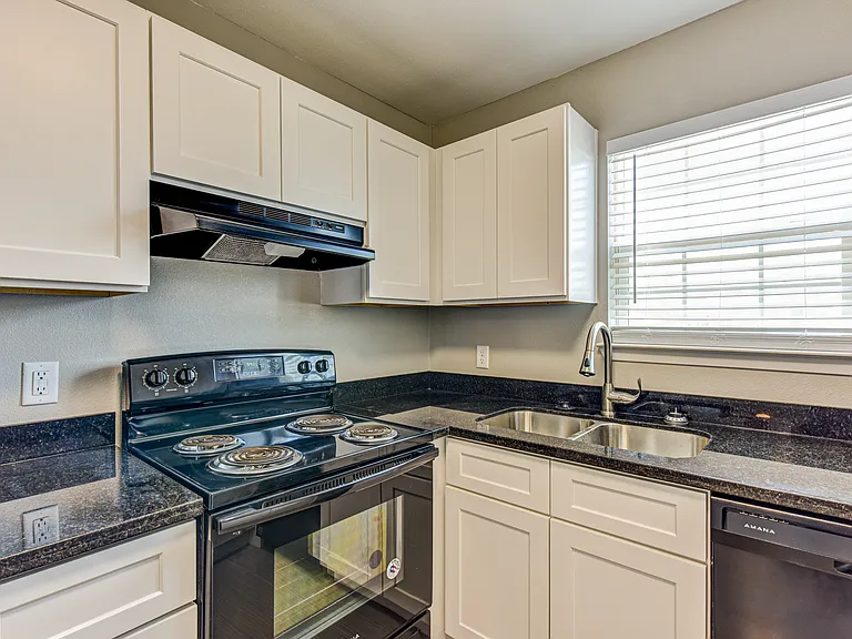 St. Laurent Apartments — Photo 20