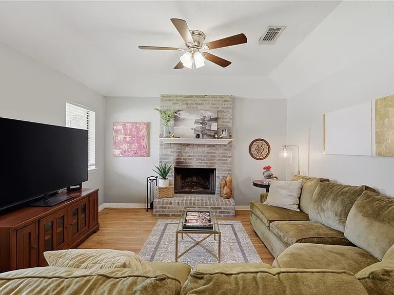 3821 Brighton Dr — Photo 4