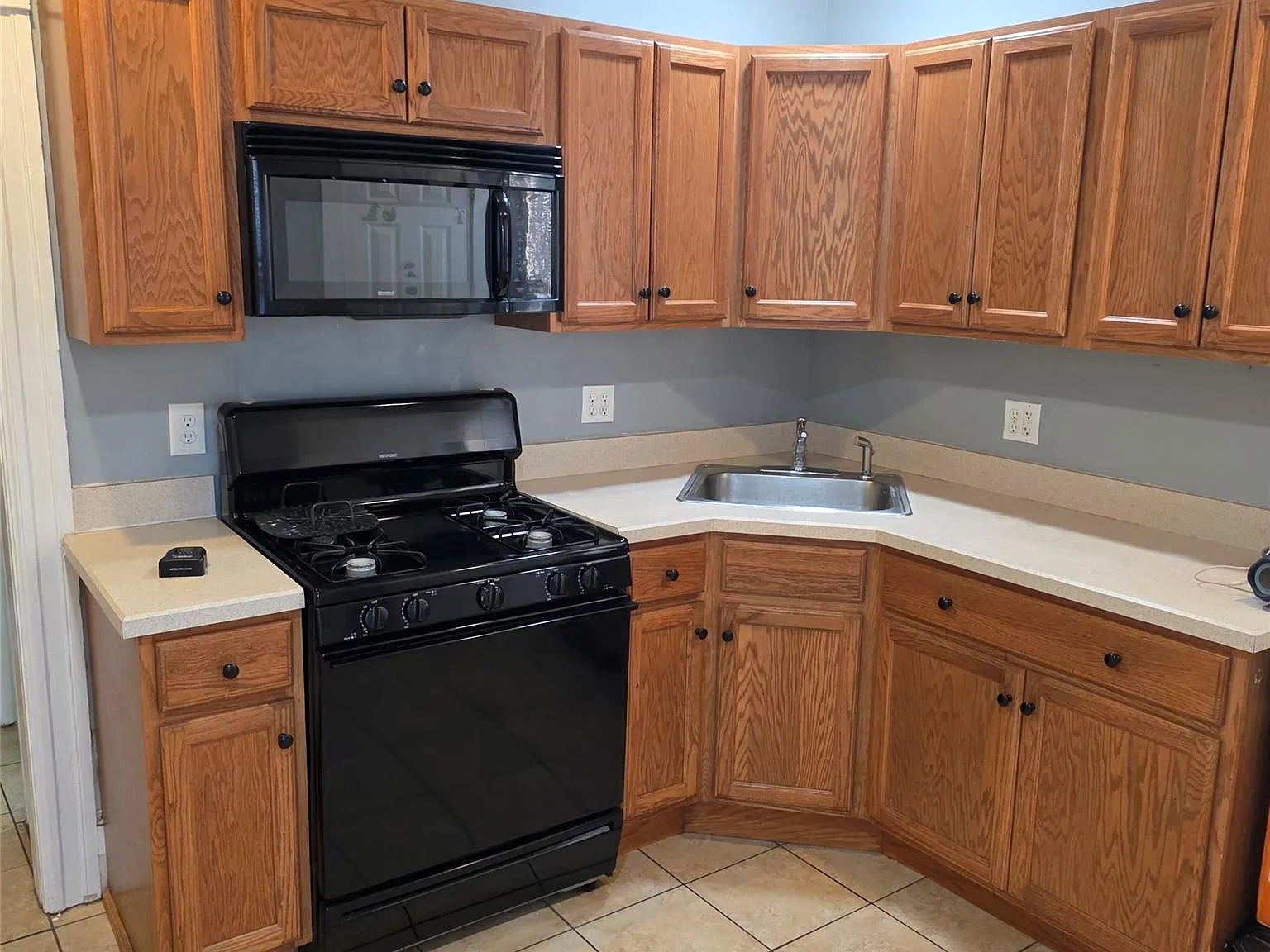 3 bed, 1.0 bath, 2344 sqft, $2,500 — Photo 2
