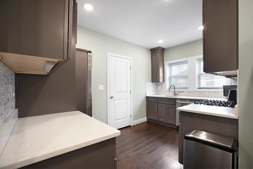 3 bed, 2.0 bath, 2200 sqft, $3,600 — Photo 4