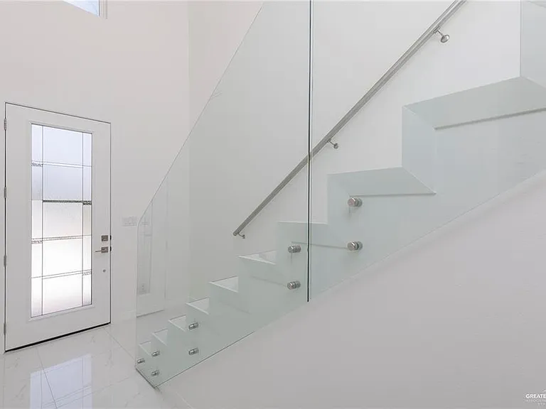 1910 Sunset Dr — Photo 2