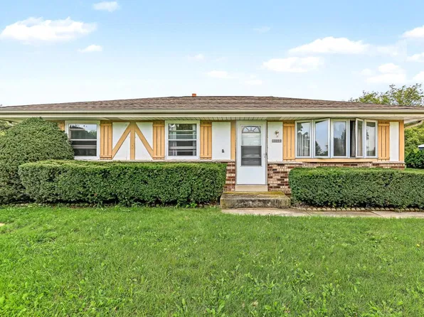 10090 S Oak LANE, Oak Creek, WI 53154