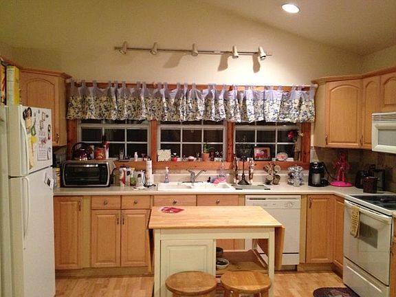 Large kitchen, great for entertaining.