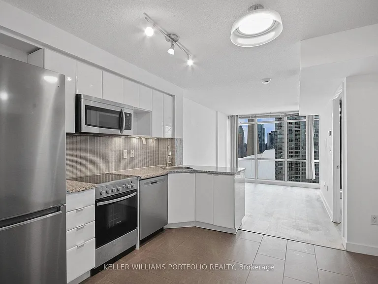 15 Fort York Blvd W #3907 — Photo 29