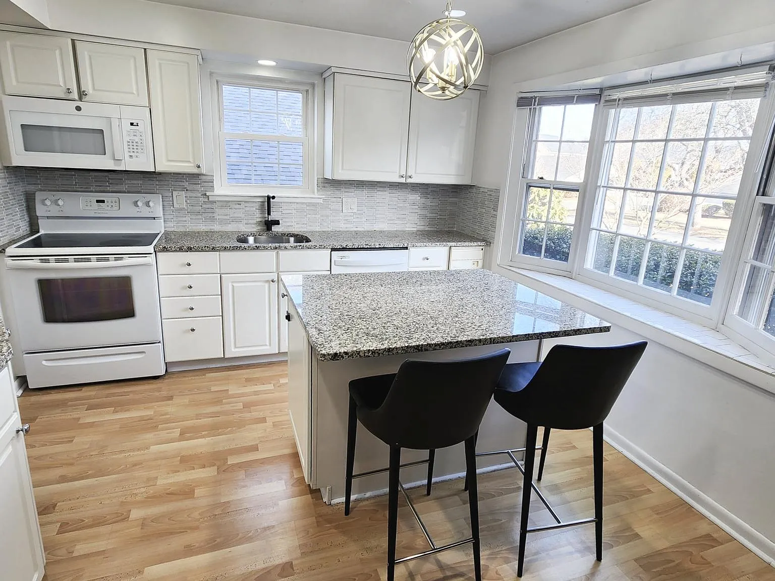 2 bed, 1350 sqft, $3,200 — Photo 4