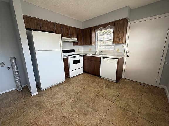 3rd image of 2463 Avenue C SW #A