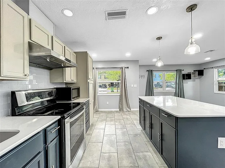 6809 S Himes Ave — Photo 10