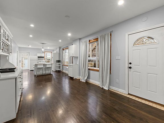 4th image of 4229 W Division St