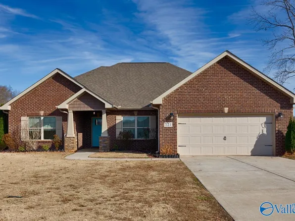 121 Grip Dr, Hazel Green, AL 35750