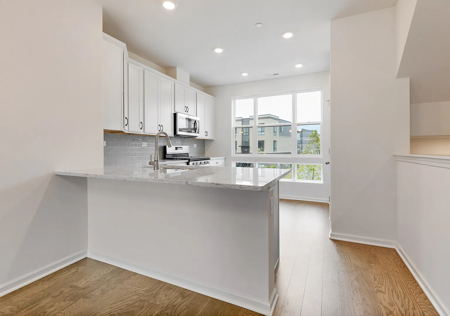2 bed, 2.5 bath, 1576 sqft, $3,200 — Photo 4